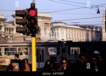 Pendler, die Straßenbahn in Mailand Piazza Duomo aussteigen Stockfoto