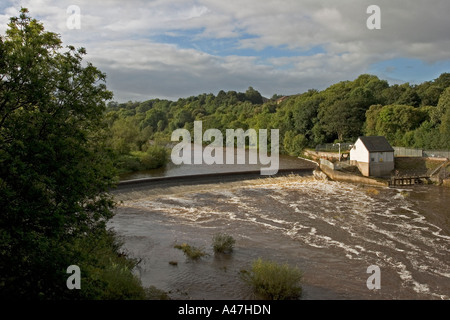 Wehr und Turbine Haus von Blantyre elektrische Wasserkraftwerk, River Clyde in der Nähe von prachtvollen, Scotland, UK Stockfoto