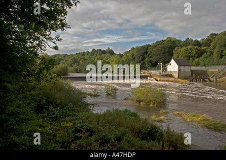 Wehr und Turbine Haus von Blantyre elektrische Wasserkraftwerk, River Clyde in der Nähe von prachtvollen, Scotland, UK Stockfoto