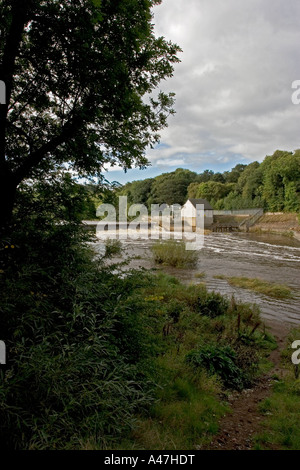 Wehr und Turbine Haus von Blantyre elektrische Wasserkraftwerk, River Clyde in der Nähe von prachtvollen, Scotland, UK Stockfoto