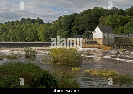 Wehr und Turbine Haus von Blantyre elektrische Wasserkraftwerk, River Clyde in der Nähe von prachtvollen, Scotland, UK Stockfoto