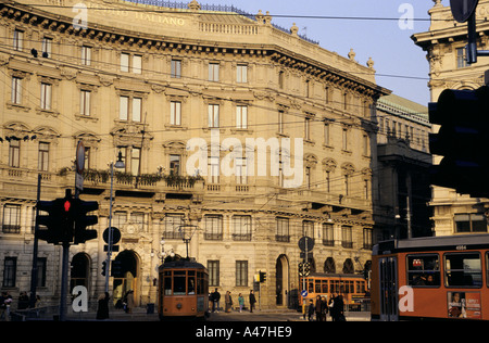 Straßenbahnen an einer Straßenkreuzung von Piazza Duomo in Mailand Stockfoto