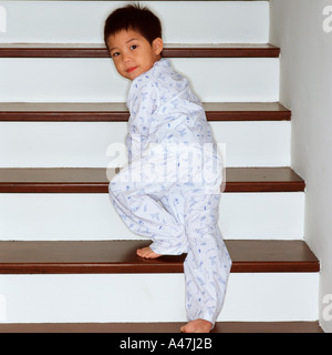 Junge auf Treppe Stockfoto