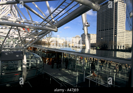 London Auge öffnet sich das British Airways London Eye Southbank Fluss Themse London 2 2 00 2000 Stockfoto