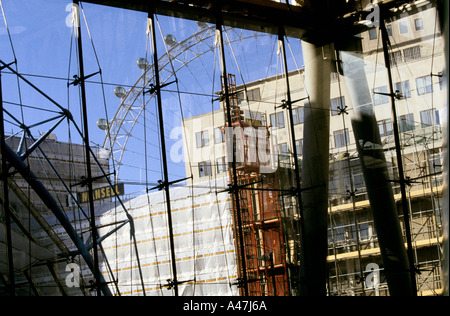 London Auge öffnet sich das British Airways London Eye Southbank Fluss Themse London 2 2 00 2000 Stockfoto