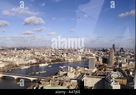 London Auge öffnet sich das British Airways London Eye Southbank Themse London 2 2 00 mit Blick auf die Stadt 2000 Stockfoto