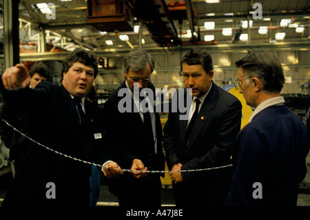 Russische Geschäftsleute Besuch einer Metallfabrik in Nordengland zu Beginn von Glasnost und Perestroika Stockfoto