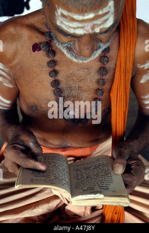 Ein Hindu Anhänger liest ein religiöses Textes in Neu-Delhi in Indien. Stockfoto