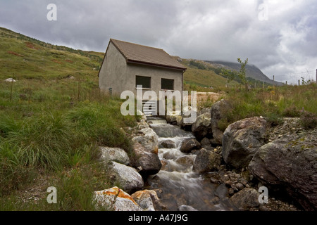 Maschinenhaus und Tailrace von Glen Tarbet Hydro Electric Power Station Strontian Highlands Schottland, Vereinigtes Königreich Stockfoto