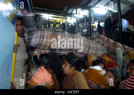 Passagiere an Bord ein Zuges am Bahnhof New Delhi Stockfoto