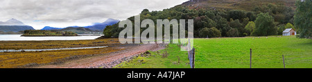 Loch Shieldaig mit Maschinenhaus der Inverbain Hydro Kraftwerk auf richtige Scotland UK Stockfoto