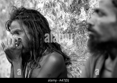 Ein Hindu Anhänger raucht ein Chillum in Rishikesh in Indien Stockfoto