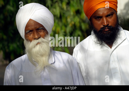 Zwei Sikh-Männer tragen ihre traditionelle Turbane in Neu-Delhi in Indien Stockfoto