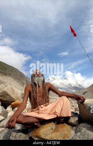 Ein Hindu-Pilger hat aufgehört, um auf dem Weg in die heilige Quelle des Flusses Ganges genannt Gaumukh in Indien zu meditieren Stockfoto