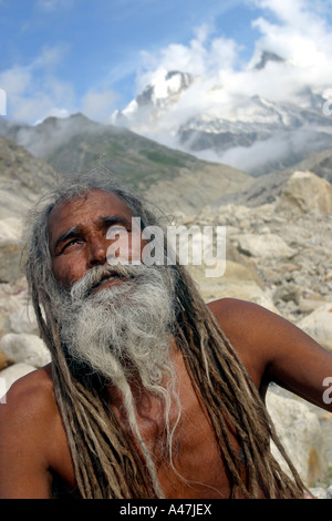 Ein Hindu-Pilger hat aufgehört, um auf dem Weg in die heilige Quelle des Flusses Ganges genannt Gaumukh in Indien zu meditieren Stockfoto