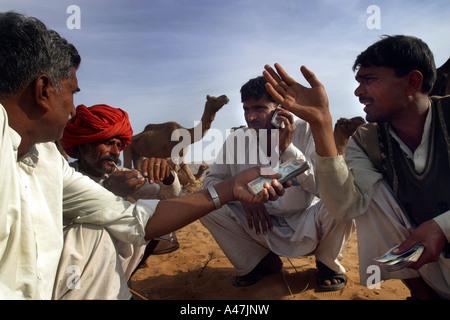 Kamel Händler besprechen sich während der jährliche Pushkar Kamel Messe in Indien Stockfoto