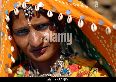 Eine Frau aus Rajasthan trägt einen traditionellen indische Kleidung während der jährliche Pushkar Kamel Messe in Indien Stockfoto