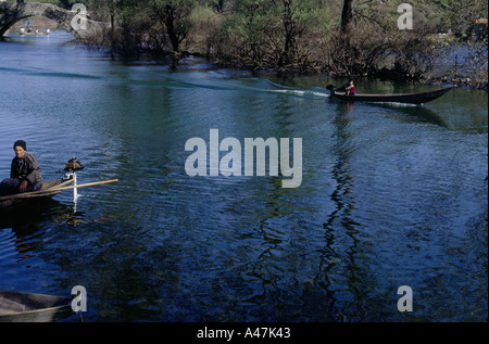 Fischer in ihre Motorboote auf dem Fluss in Montenegro See skardar Stockfoto