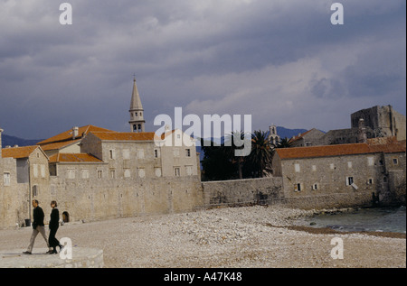 paar zu Fuß durch die historischen Küstenstadt Budva Montenegro Stockfoto