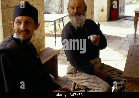 Serbisch-orthodoxe Mönche im Kloster Rezevici Montenegro Stockfoto