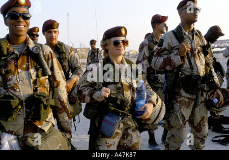 amerikanische Truppen und Waffen kommen in Dharan Saudi Arabien zu Beginn des Golfkrieges 1990 Stockfoto