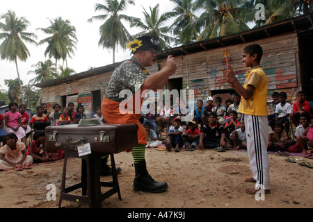 Ein Clown durchführt für Kinder Leben in einem Tsunami Relief Lager in dem Dorf Paraliya im Süden Sri Lankas. Stockfoto