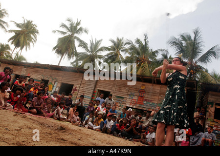 Ein Clown durchführt für Kinder Leben in einem Tsunami Relief Lager in dem Dorf Paraliya im Süden Sri Lankas. Stockfoto