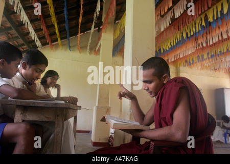Ein buddhistischer Mönch hält einen Vortrag in buddhistischer Philosophie für junge Studenten während einer freiwilligen Sonntag Klasse in Sri Lanka Stockfoto