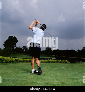 Mann schwingenden Golfclub Stockfoto