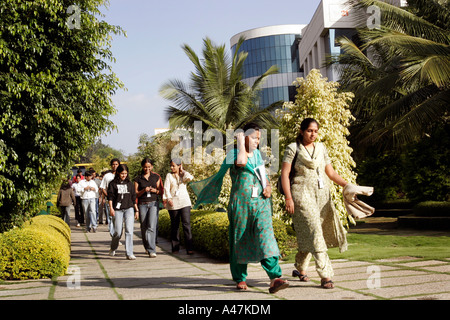 Junge indische Frauen, die in der IT-Branche arbeiten tragen traditionelle Kleidung auf dem Infosys-Campus in Bangalore in Indien Stockfoto