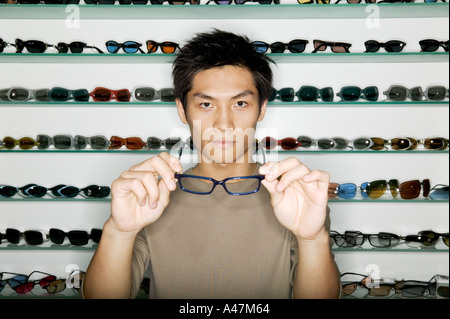 Mann, shopping für Brillen Stockfoto