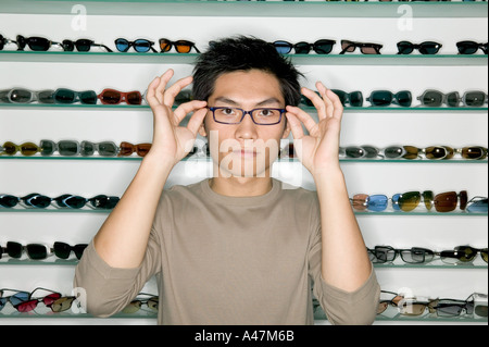 Mann, shopping für Brillen Stockfoto
