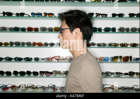 Mann, shopping für Brillen Stockfoto