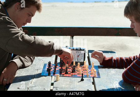 Jungs im Teenageralter spielen Blitzschach am Seeufer Milwaukee Wisconsin USA Stockfoto