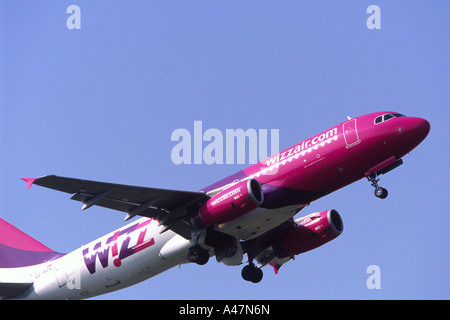 Wozz Air Airbus A 320 von Klettern vom Luton Flughafen, Großbritannien Stockfoto