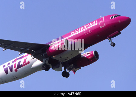 Wizz Air Airbus A 320 von Klettern vom Flughafen Luton, Großbritannien Stockfoto