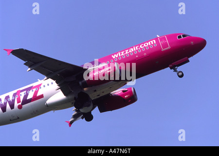 Wizz Air Airbus A 320 von Klettern vom Flughafen Luton, Großbritannien Stockfoto
