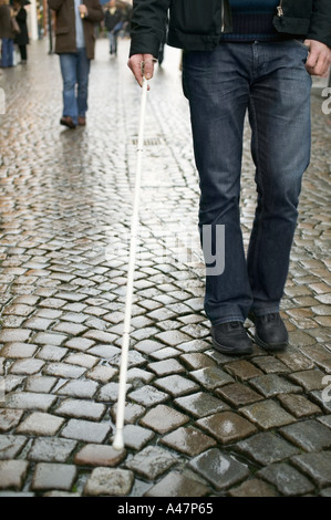 Blinder Mann mit einem Stock Stockfoto