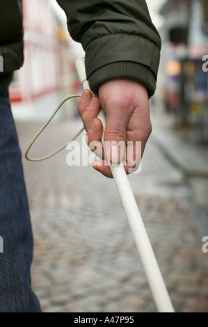 Blinder Mann mit einem Stock Stockfoto