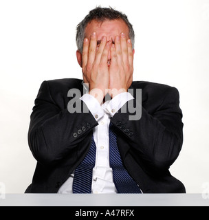 Ein emotionaler Mann sitzt hielt seinen Kopf mit seinen Händen. Bild von Patrick Steel Patricksteel. Stockfoto