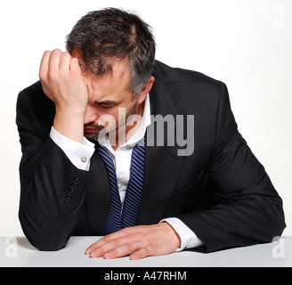 Ein emotionaler Mann sitzt hielt seinen Kopf mit seinen Händen. Bild von Patrick Steel Patricksteel. Stockfoto