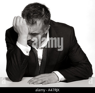 Ein emotionaler Mann sitzt hielt seinen Kopf mit seinen Händen. Bild von Patrick Steel Patricksteel. Stockfoto