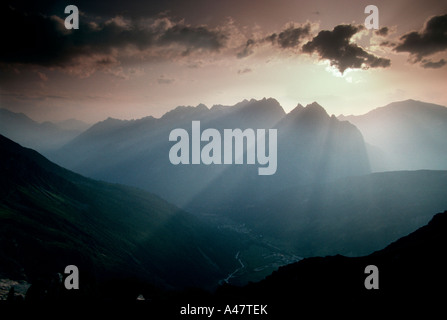 Die Sonne hinter den Aiguilles Rouges in den Französischen Alpen Stockfoto