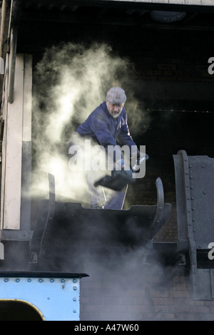 Mann, die Schaufeln Kohle in Dampf bei Didcot Railway Centre Didcot Oxfordshire-England Stockfoto