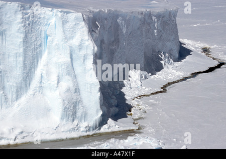 Tabellarische Eisberg inmitten schnell Eis Schelf-Larsen-Schelfeis, Antarktis Stockfoto