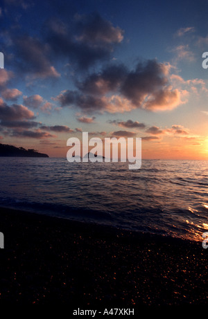 Sonnenaufgang am Meadfoot Beach in Torquay Stockfoto