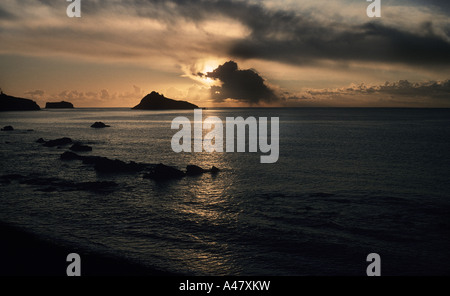 Sonnenaufgang hinter Thatcher Rock in Torquay. Stockfoto