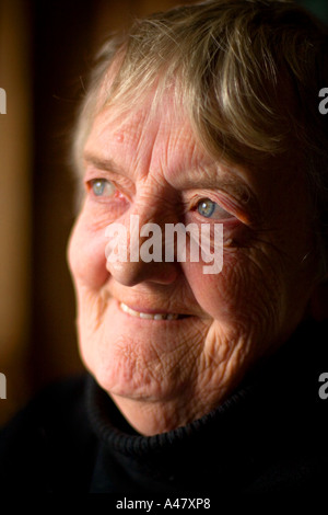 Große Großmutter Helen McDermott ein Bewohner von 91 Peters Hill Antriebsteil der roten Straße Wohnungen in Glasgow für 23 Jahre. Stockfoto