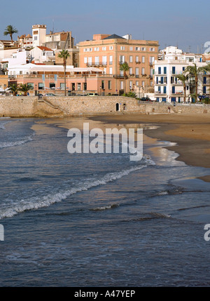 Panoramablick auf das Meer & Strand von Sitges Katalonien Katalonien Katalonien Costa Dorada España Spanien Europa Stockfoto
