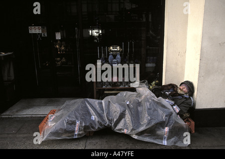 Obdachlosen Mann der Straße in einem Hauseingang in den Strang London Stockfoto